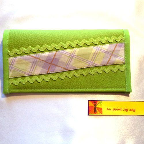 Porte-chéquier en simili-cuir vert pomme, garniture dessus et doublage tissu .