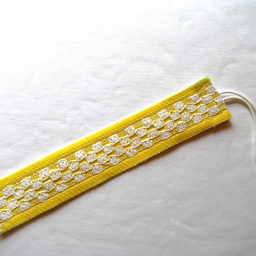 Bracelet manchette textile , coloris jaune, dentelle cirée blanche.