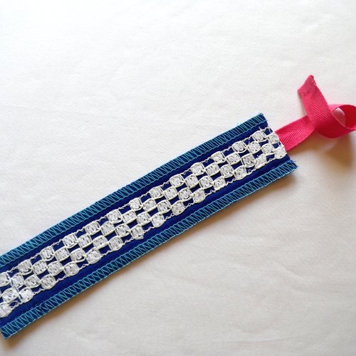 Bracelet manchette en tissu bleu et dentelle cirée blanche