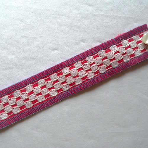 Bracelet manchette en tissu rose fuschia , et dentelle cirée blanche .