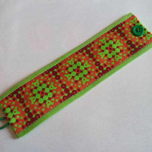 Bracelet manchette en tissu à motif oriental ,couleur vert et orange.