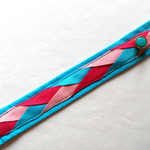 Bracelet tressé en tissu coloris turquoise, fuchsia et rose