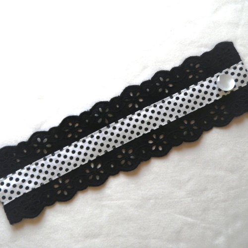 Bracelet dame, bracelet manchette en broderie anglaise noire et  tissu à pois noirs et blancs .