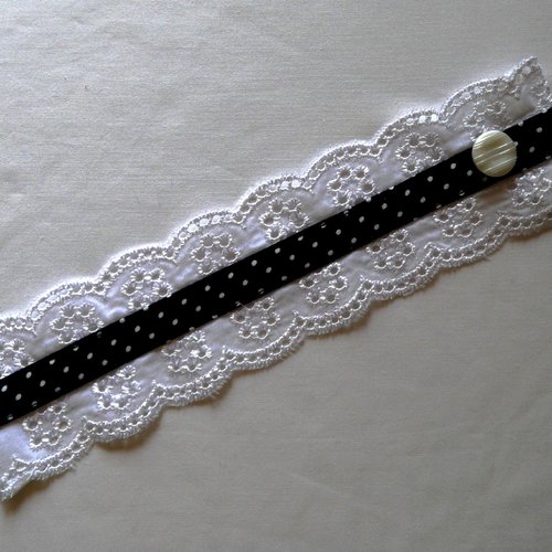 Bracelet manchette en broderie anglaise blanche et  tissu à pois noirs et blancs , bracelet femme.