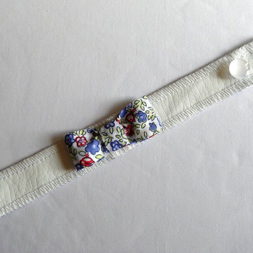 Bracelet en simili- cuir blanc et noeud en tissu liberty