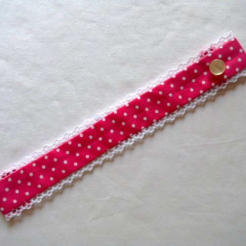 Bracelet femme, bracelet textile en tissu liberty , bordé dentelle ,  bouton fleur, bracelet manchette.