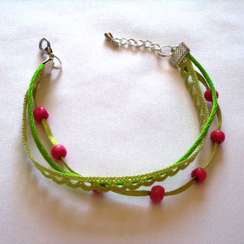 Bracelet  perles de bois,  galons et dentelle, couleur anis , bracelet femme,  fait-mains.