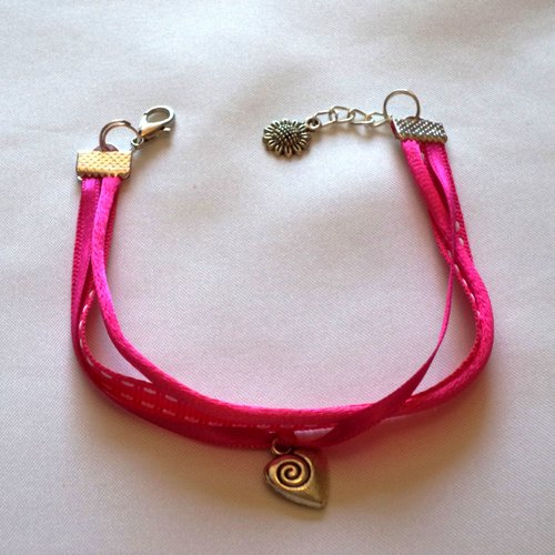 Bracelet dame, bracelet  breloque  " cœur" et galons assortis rose fuschia.