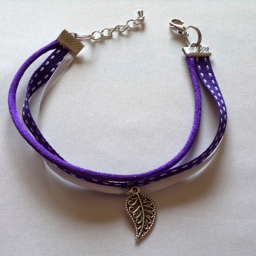 Bracelet breloque  " feuille"  et 3 galons assortis violet et blanc, bracelet dame.