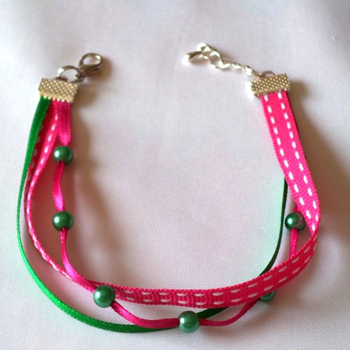 Bracelet femme, bracelet  perles  et différents galons assortis coloris rose  et vert.