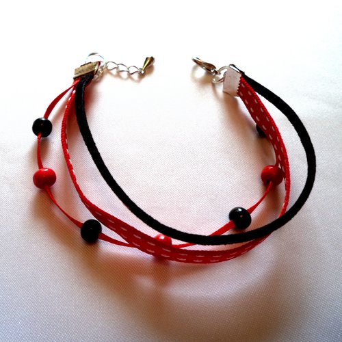 Bracelet  perles et galons assortis de coloris rouge et noir , bracelet femme.