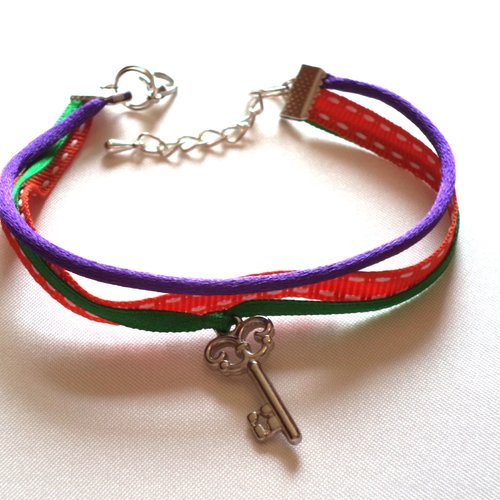Bracelet breloque "clé du bonheur" et  3 galons rose, violet , vert , bracelet femme.