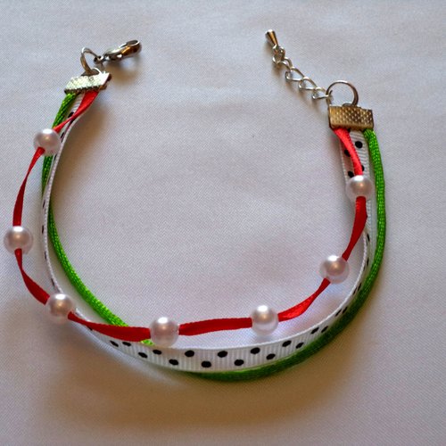 Bracelet femme, bracelet perles et  3 galons assortis , rouge, vert, à pois .