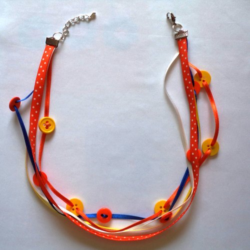 Collier ou bracelet double tour de galons assortis orange , bleu, jaune, avec boutons .