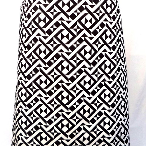 Jupe trapèze , motifs géométrique noirs et blancs, jupe droite évasée.