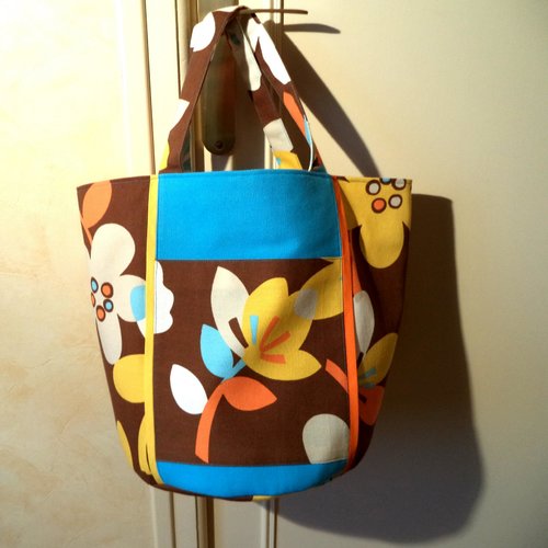 Sac-cabas à fond rond ,en toile à grosses fleurs , sac shopping, sac multifonctions.
