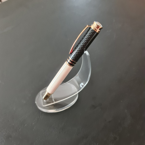 Stylo roller en fibre de carbone et galalithe.