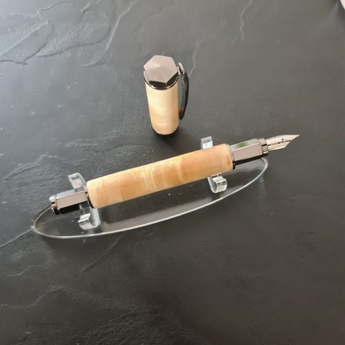 Stylo plume artisanal en érable negundo stabilisé