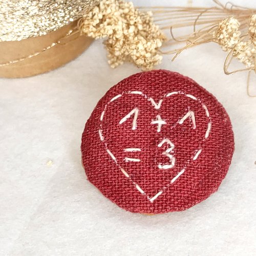 Broche "1+1=3" brodée et peinte à la main
