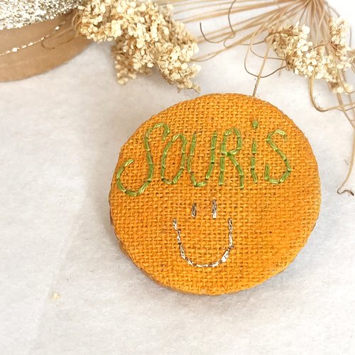 Broche "souris" brodée et peinte à la main
