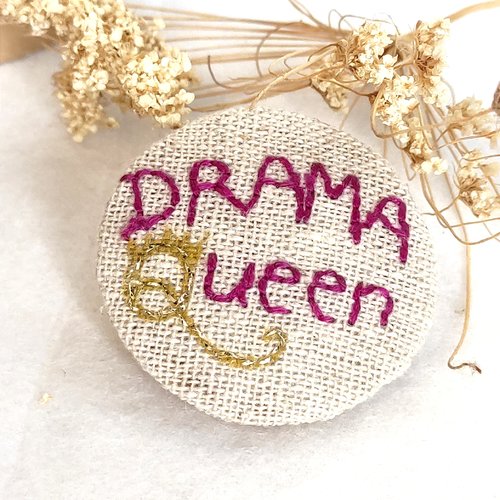 Broche "drama queen" brodée et peinte à la main