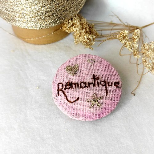 Broche "romantique" brodée et peinte à la main