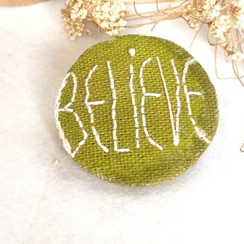 Broche "believe" brodée et peinte à la main