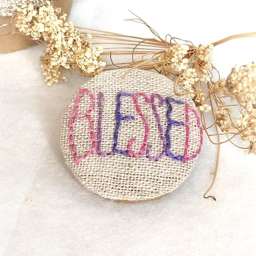 Broche "blessed" brodée et peinte à la main