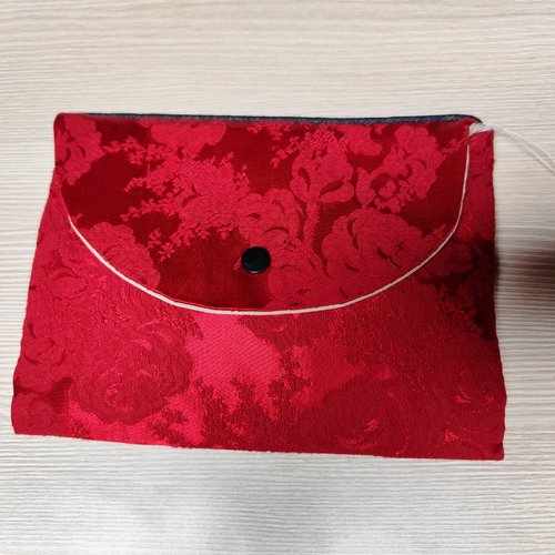 Pochette de maquillage maëlys roses rouges bord noir