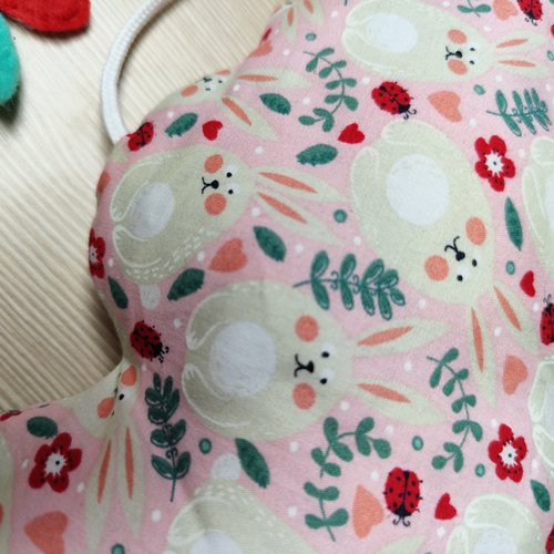 Suspension textile nuage rose avec lapins et coccinelles