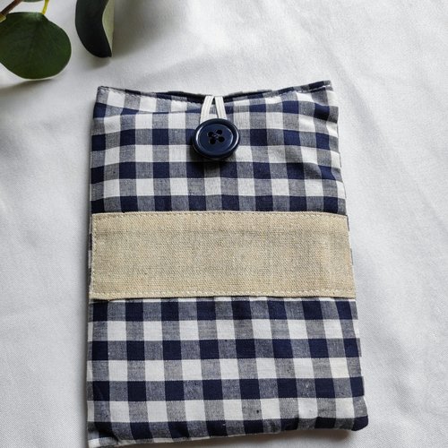Pochette livre motif carreaux protection livre de poche