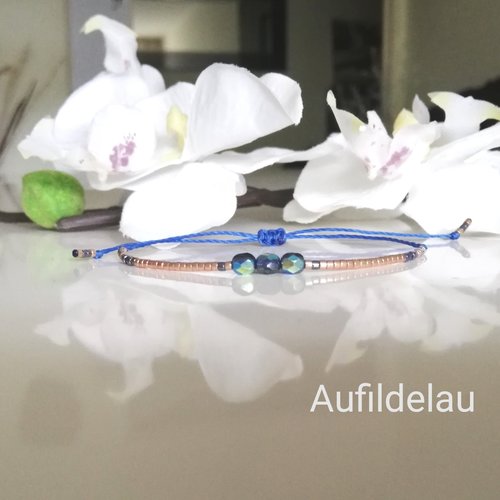Bracelet fin en perles miyuki dorées et bleu gray, perles cristal bleu facettées