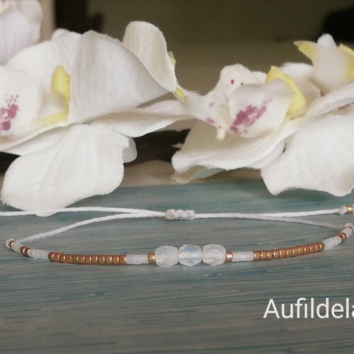 Bracelet fin en perles miyuki dorées et blanc opalescent
