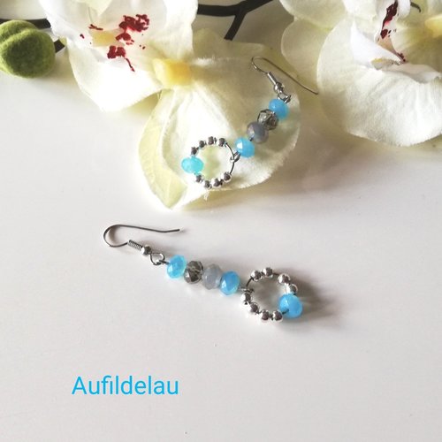 Boucles d'oreilles pendantes en métal argenté et perle en cristal . crochets antiallergiques