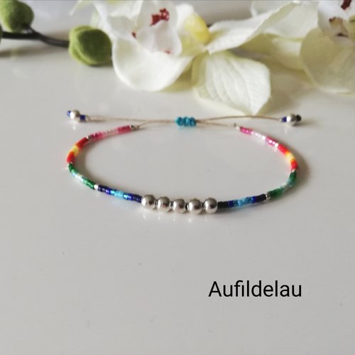 Bracelet fin en perles miyuki multicolores et perles argentées . fermoir coulissant