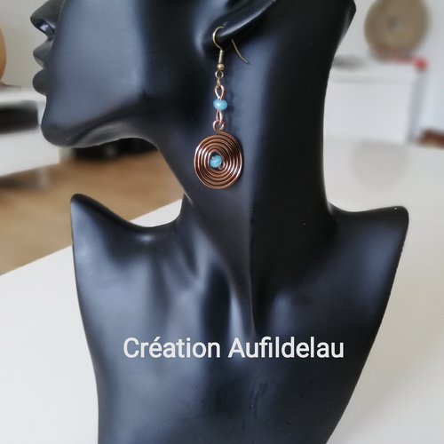 Boucles d'oreilles pendantes couleur bronze et perle en cristal bleu turquoise. crochets antiallergiques