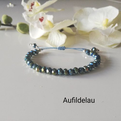 Bracelet en perles cristal bleu et perles argentées . fermoir coulissant
