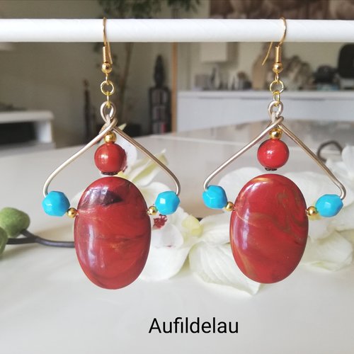 Boucles d'oreilles pendantes en perles rouge et turquoise .