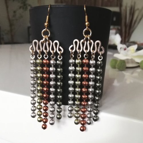 Boucles d'oreilles pendantes en perles métallisées . composants recyclés