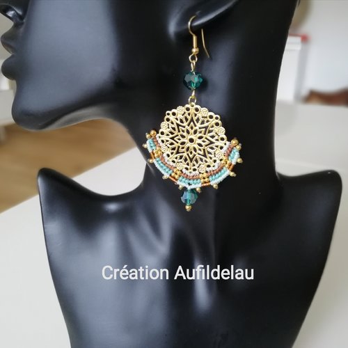 Boucles d'oreilles pendantes en perles plaqué or, cristal et micro macramé. 3 couleurs, au choix.
