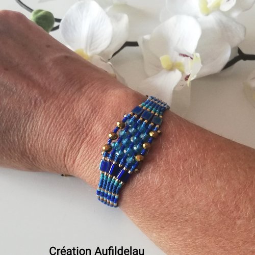 Bracelet bleu cobalt en micro macramé, perles miyuki et perles cristal.