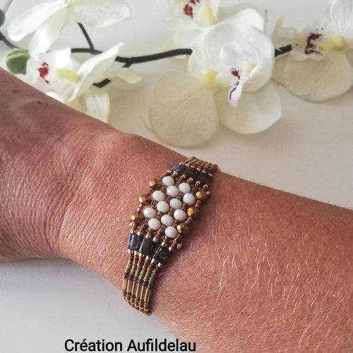 Bracelet bronze et crème en micro macramé, perles miyuki et perles cristal.