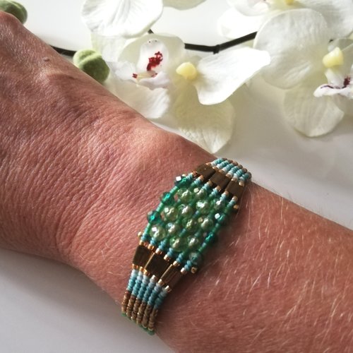 Bracelet vert et bronze doré en micro macramé, perles miyuki et perles cristal.