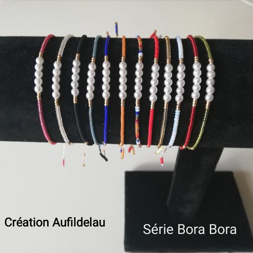 Série bora bora. bracelet fin en perles miyuki et perles blanches nacrées . 12 couleurs au choix fermoir coulissant