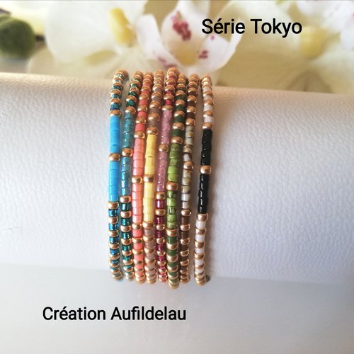 Série tokyo. bracelet fin en perles miyuki delica et rocaille dorées et 8 couleurs au choix fermoir coulissant