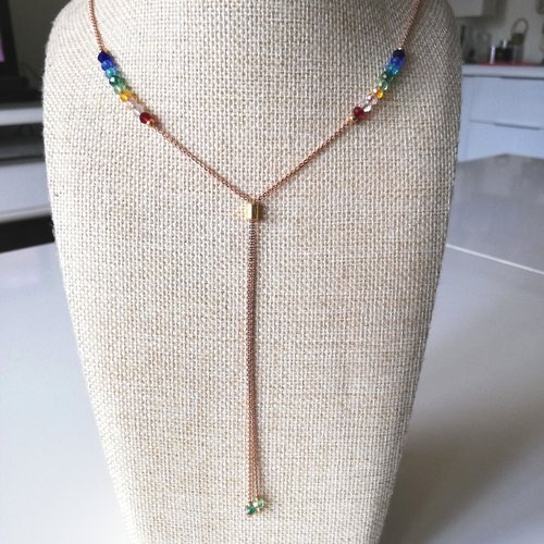 Collier chaîne dorée et perles multicolores à facettes