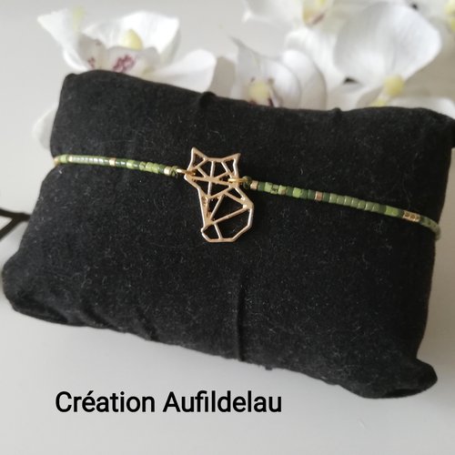 Bracelet en perles miyuki dorées et tons vert kaki. pièce centrale chat doré