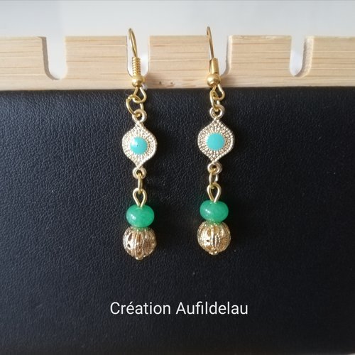 Boucles d'oreilles dorées et perles en pierre de jade