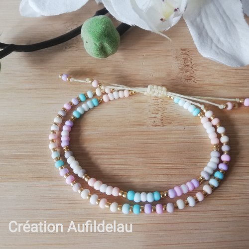 Bracelets en perles dorées et couleurs pastel
