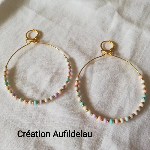 Boucles d'oreilles en perles dorées et couleurs pastel